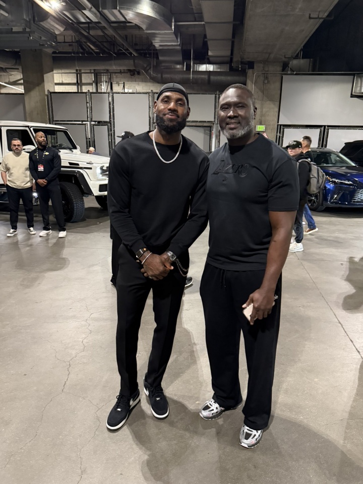 开云-让詹姆斯看起来很小只🤣阿杜·蒂耶罗父亲晒照：我和GOAT🐐