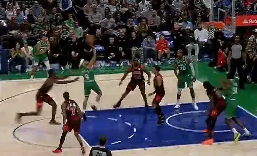 开云体育官网-内姆布哈德抛投打进，独行侠开局打出一波20-7领先公牛